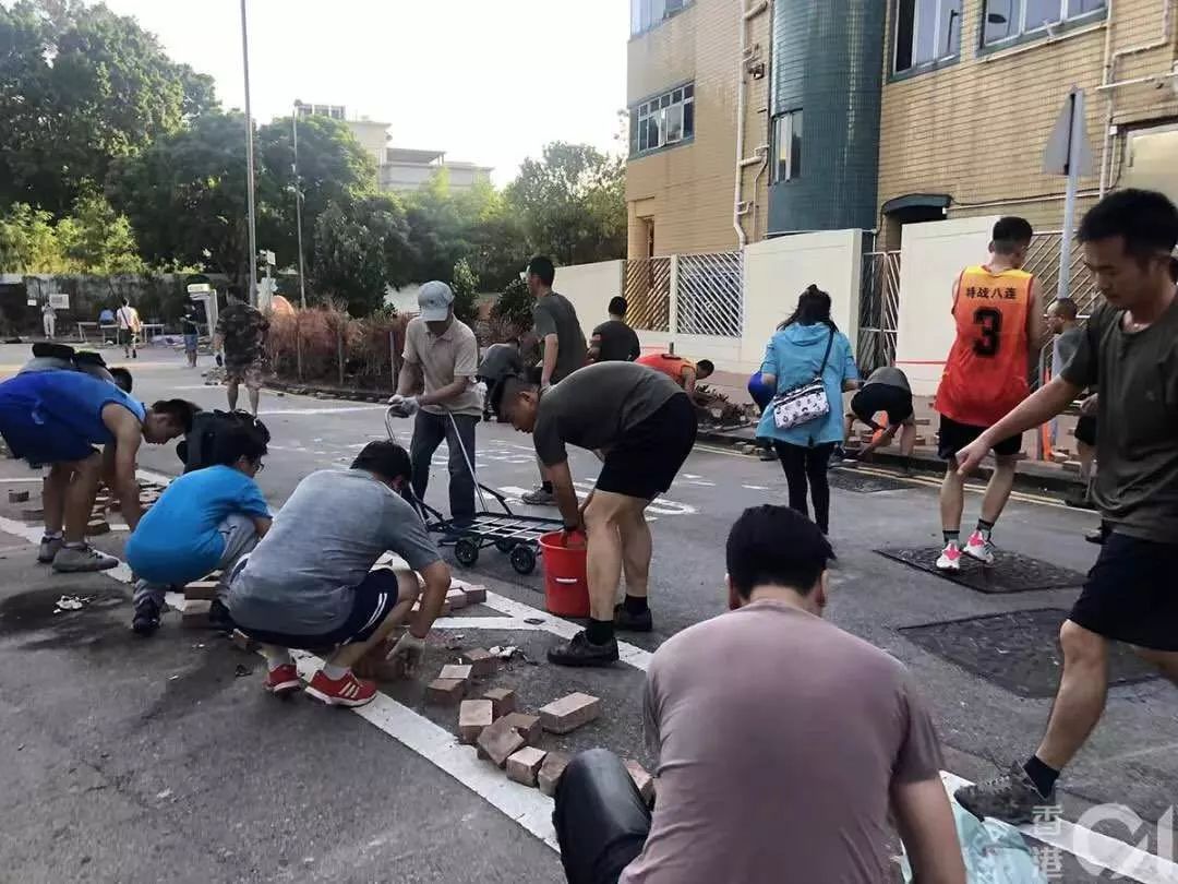 致敬解放軍，香港市民走出來，維護我們的家園